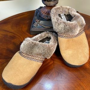 Ladies ISOTONER US 7.5 - 8 size.  Dark Tan beige.   Sole dark brown.  WORN